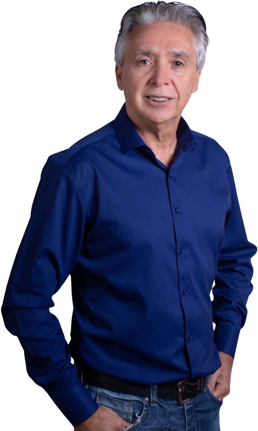 Professor Leonel com camisa azul